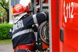 Un service auto a fost cuprins de un incendiu masiv în Cugir