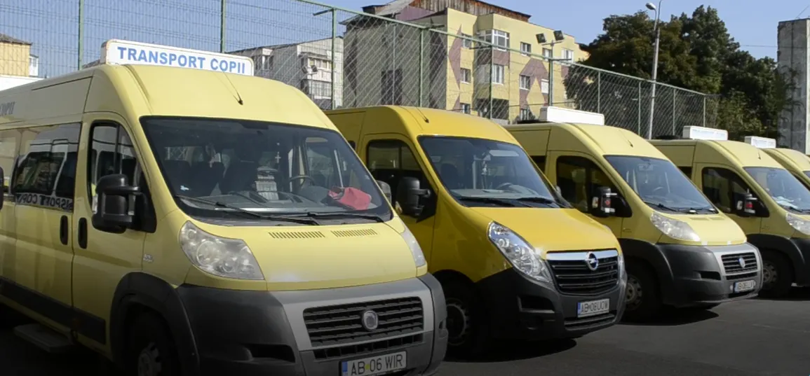 transport elevi