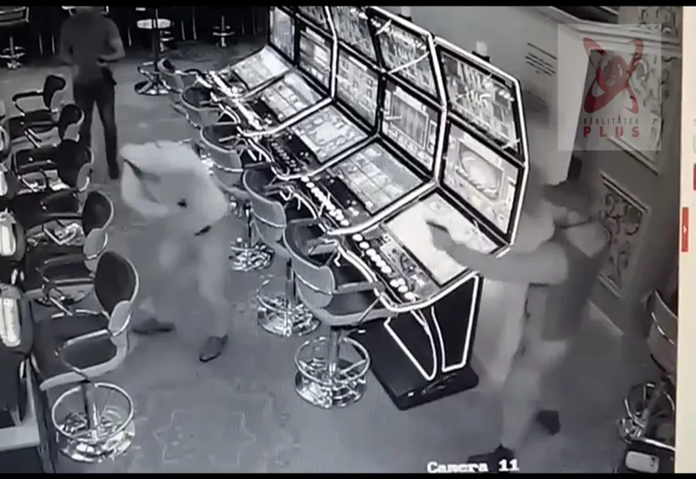 VIDEO Momentul în care doi frați au fost amenințați cu pistolul într-un cazinou din Rădăuți