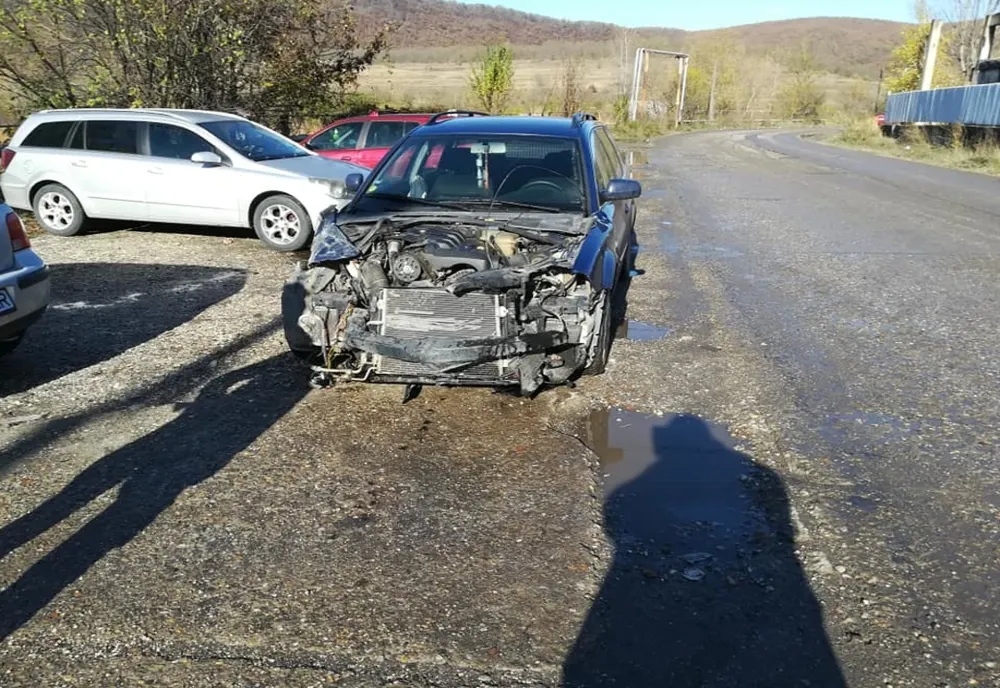 Mașină lovită de tren la trecerea de cale ferată de la Termocentrala Mintia. „Nu funcționează semnalele!”, au atras atenția șoferii 