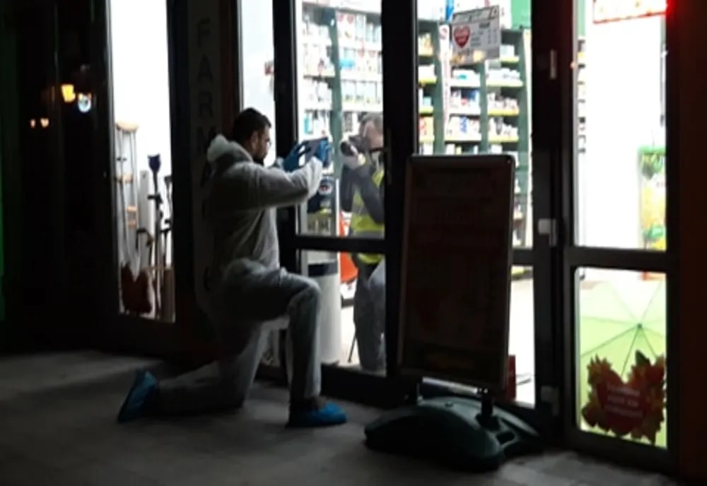 Individul care a tâlhărit două farmaciste a fost reținut pentru 24 de ore VIDEO 