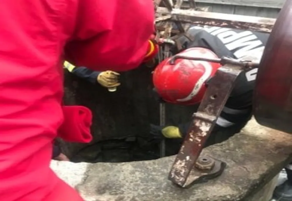 Tânără salvată de pompieri dintr-o fântână adâncă de 28 de metri VIDEO