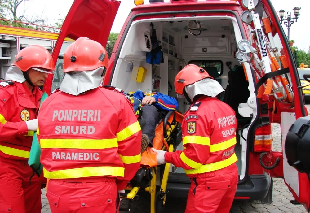 Arad: AUDIO VIDEO Femeie de 74 de ani, la spital, intoxicată cu fum din cauza unui incendiu care i-a cuprins casa