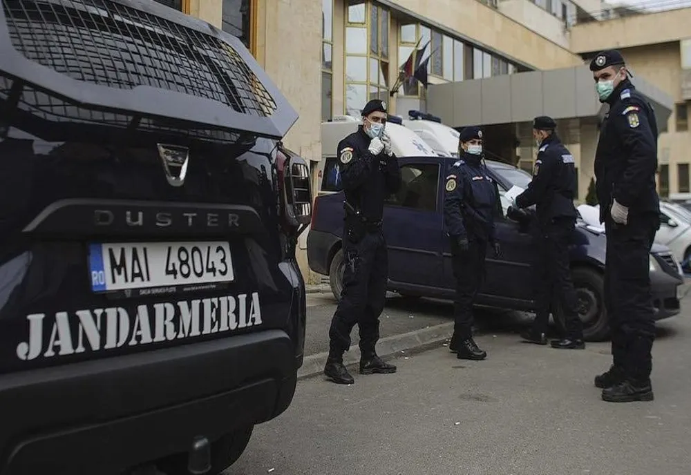 Două dosare penale pentru o femeie din Cugir care nu a respectat măsura izolarii la domiciliu.