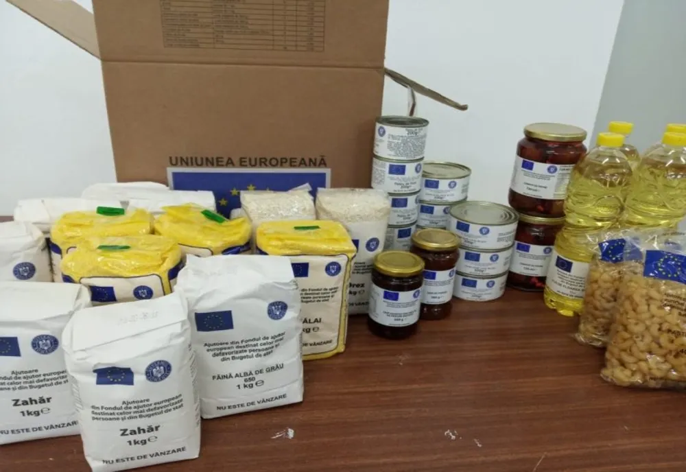 A început distribuirea pachetelor cu alimente de bază pentru persoanele defavorizate în Alba Iulia