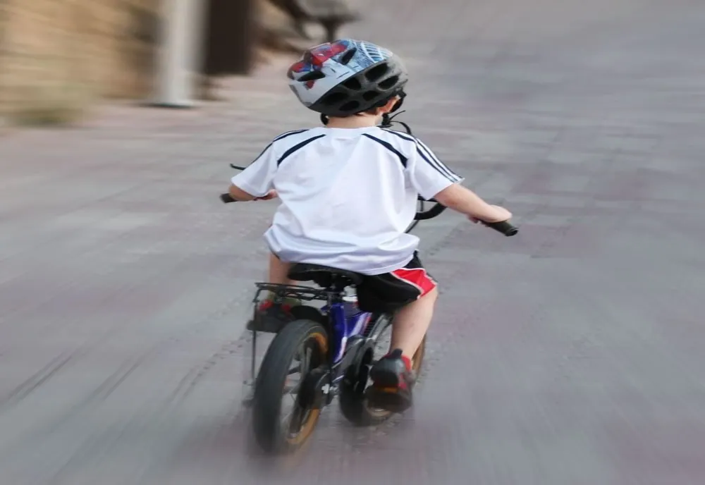 Copil pe bicicletă, neatent, lovit în plin de o mașină