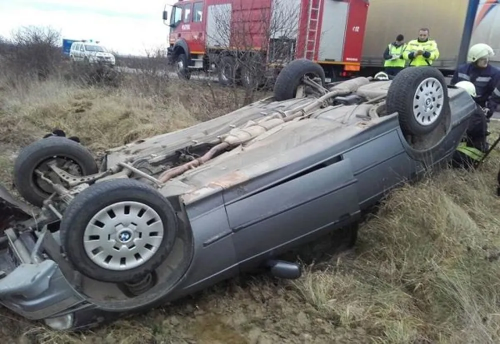 S-a răsturnat cu mașina și a băgat doi oameni în spital. Șoferul era băut
