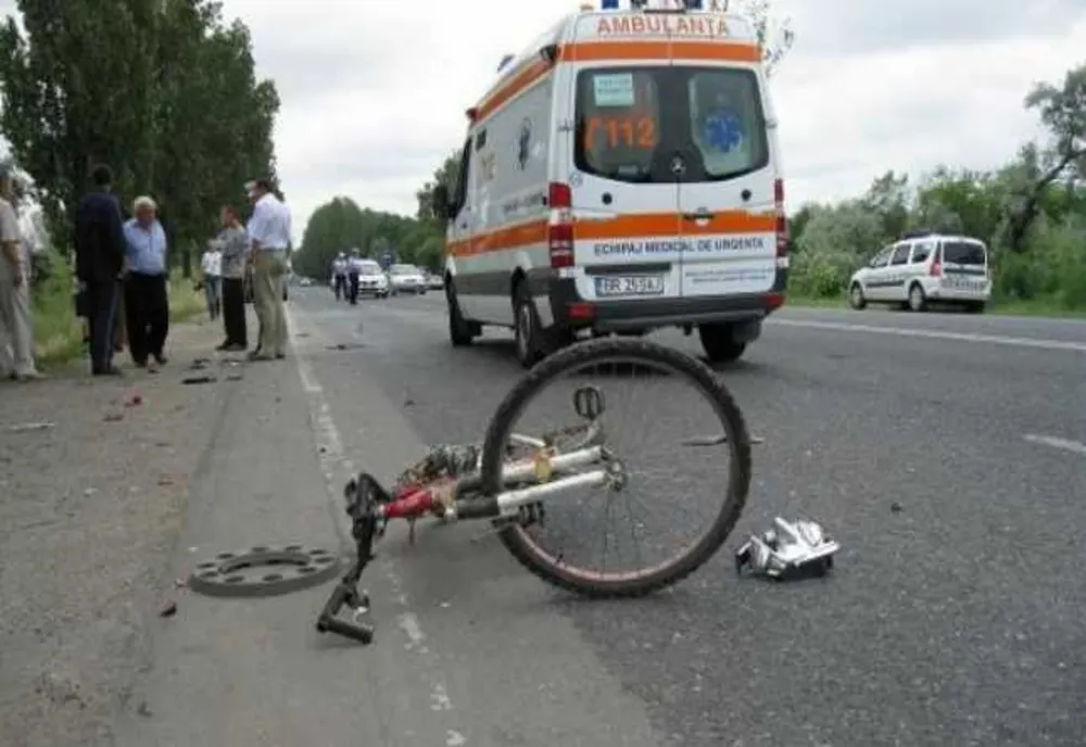 A lovit cu mașina doi bicicliști și a plecat mai departe!