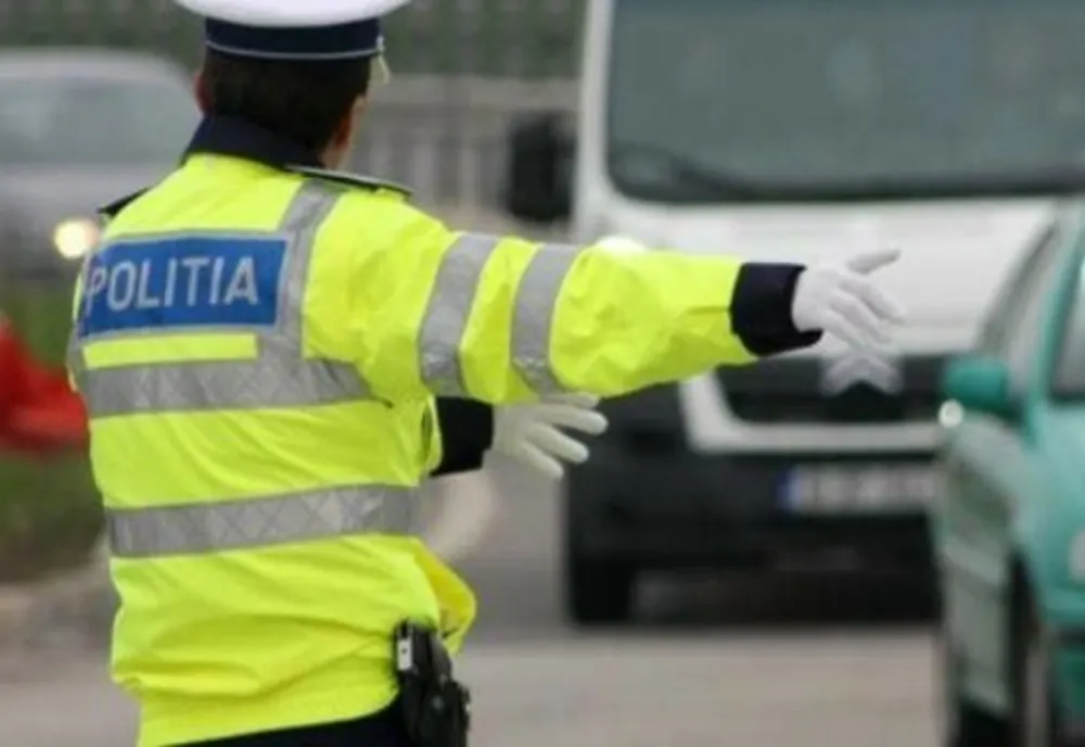 Fără permis s-a urcat la volanul unei mașini cu număr fals