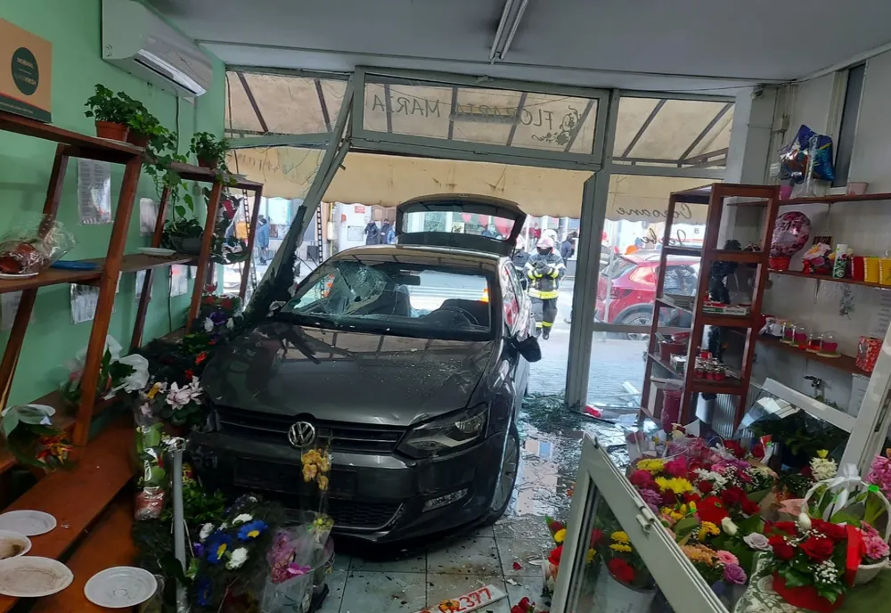 Accident în Alba Iulia! O femeie a fost rănită și doi copii au suferit atac de panică după ce o mașină a intrat într-o florărie (FOTO)
