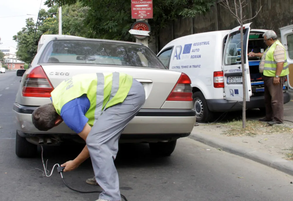 12 mașini cu defecțiuni depistate în trafic