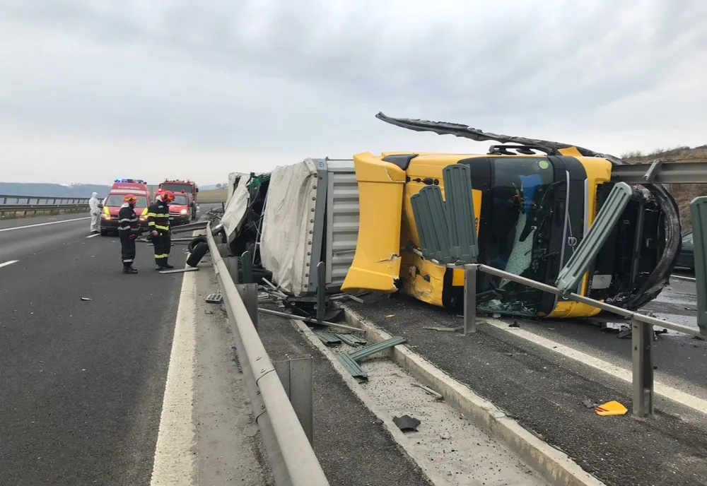 TIR răsturnat pe A1
