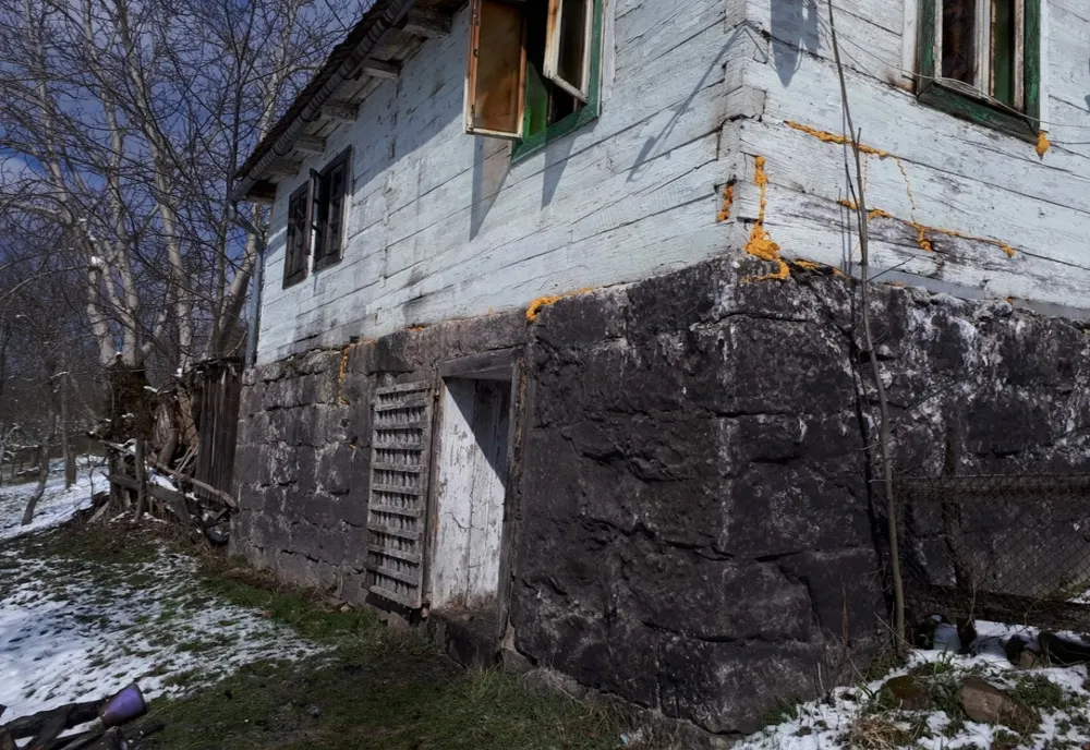 Casa cuprinsă de flăcări în Roșia Montană