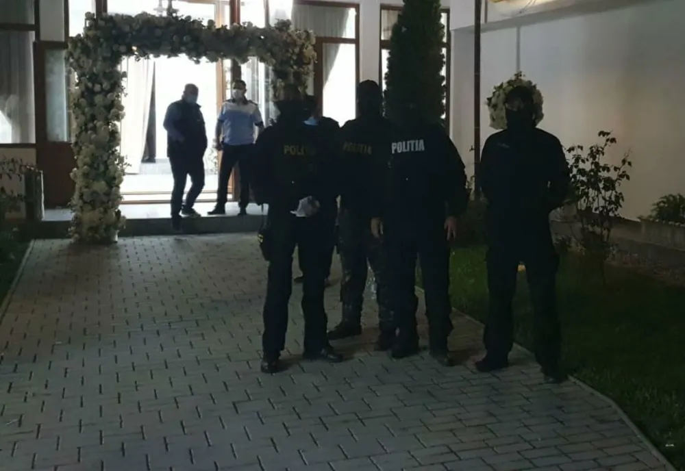 Nuntă întreruptă de polițiști, participanții sancționați