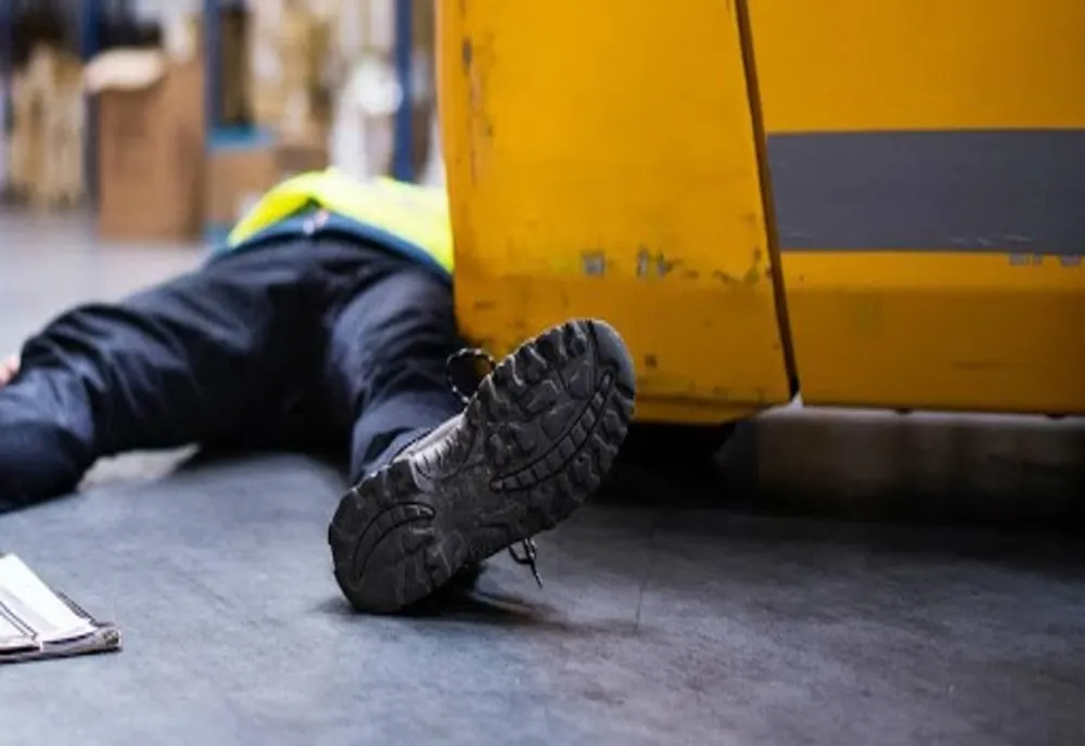 Tânăr de 23 de ani, prins sub o mașină de lapte în timp ce încerca să schimbe o roată