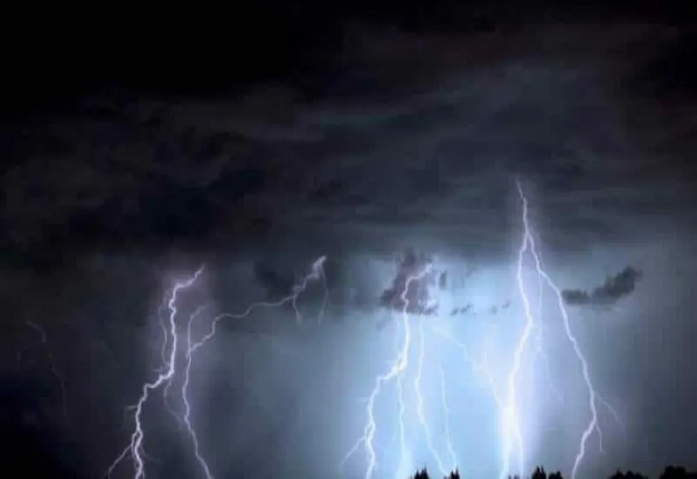 O nouă avertizare meteo de instabilitate atmosferică în toată ţara, până miercuri dimineaţă