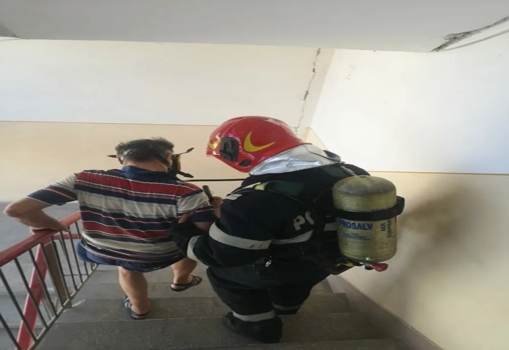Incendiu la un bloc din Alba Iulia! Au fost evacuate 5 persoane