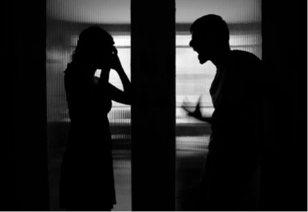 Și-a amenințat soția și a distrus mobila din casă! Ce s-a întâmplat cu bărbatul violent