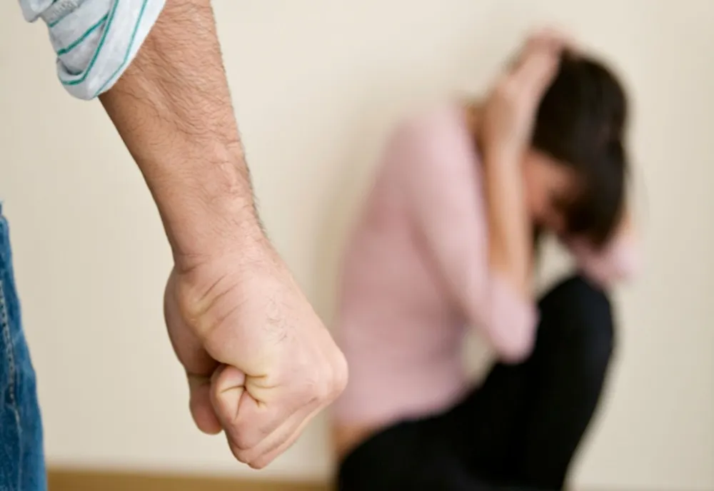 Cinci zile de dinstanță obligatorie pentru un bărbat care și-a bătut iubita