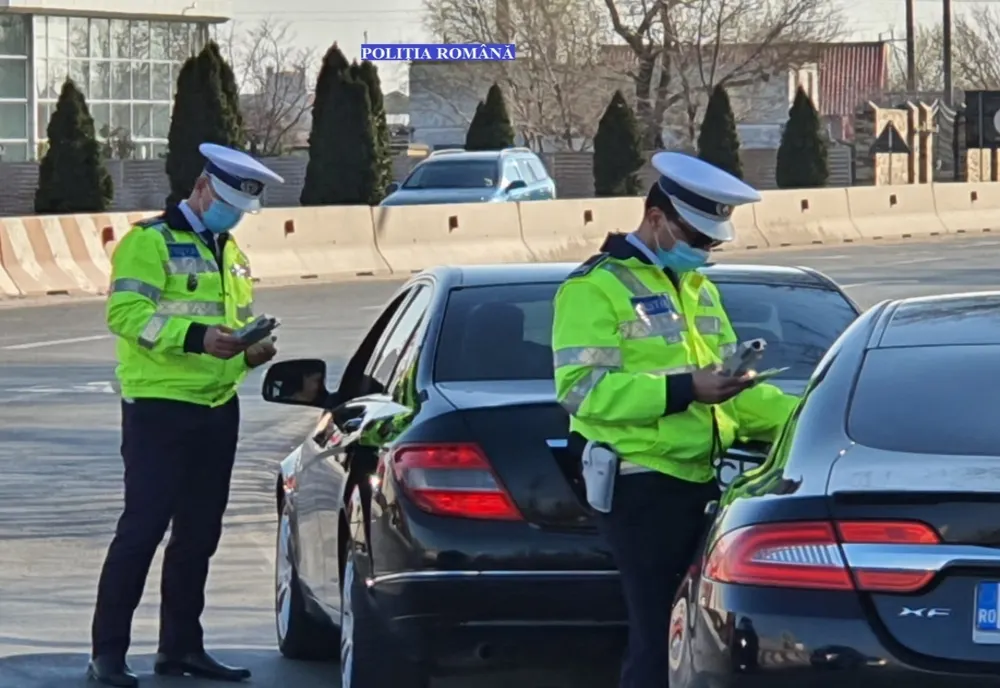 Zeci de permise reținute de polițiști în weekend