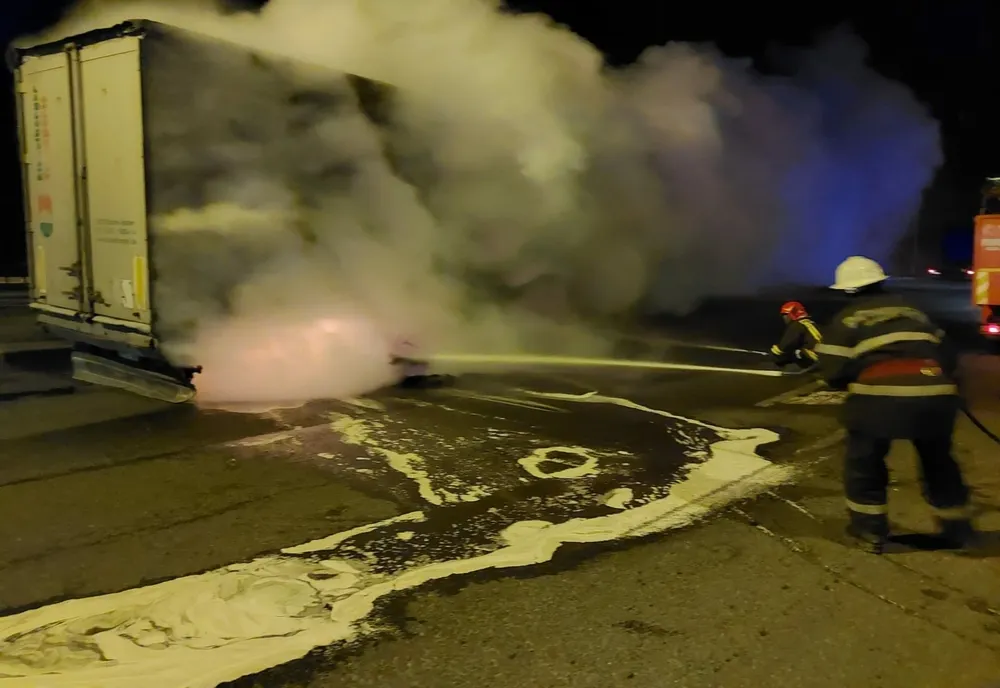 Un TIR cu fier vechi a luat foc. Pompierii au intervenit prompt