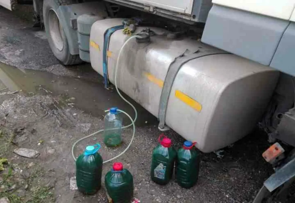 Prins în flagrant în timp ce fura motorină din rezervor