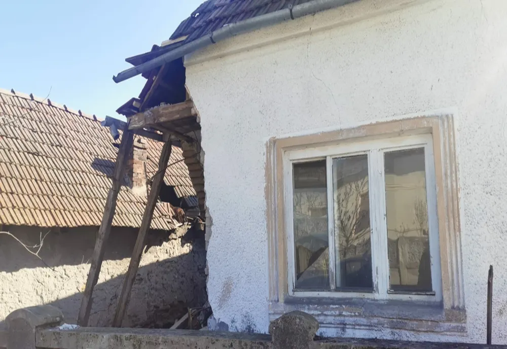 Persoană prinsă sub un zid în Beldiu