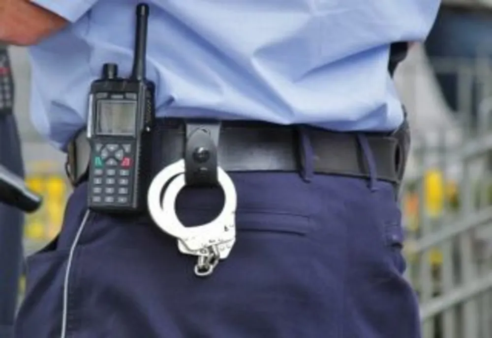 Polițist arestat după ce și-a violat propriul fiu în vârstă de 5 ani
