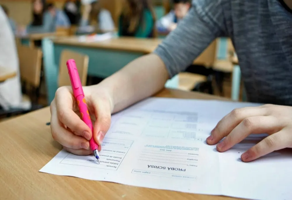 Aproape 2400 de absolvenți ai clasei a VIII-a au susținut  cea de-a doua probă scrisă  a examenului de  Evaluare  Națională în județul Alba