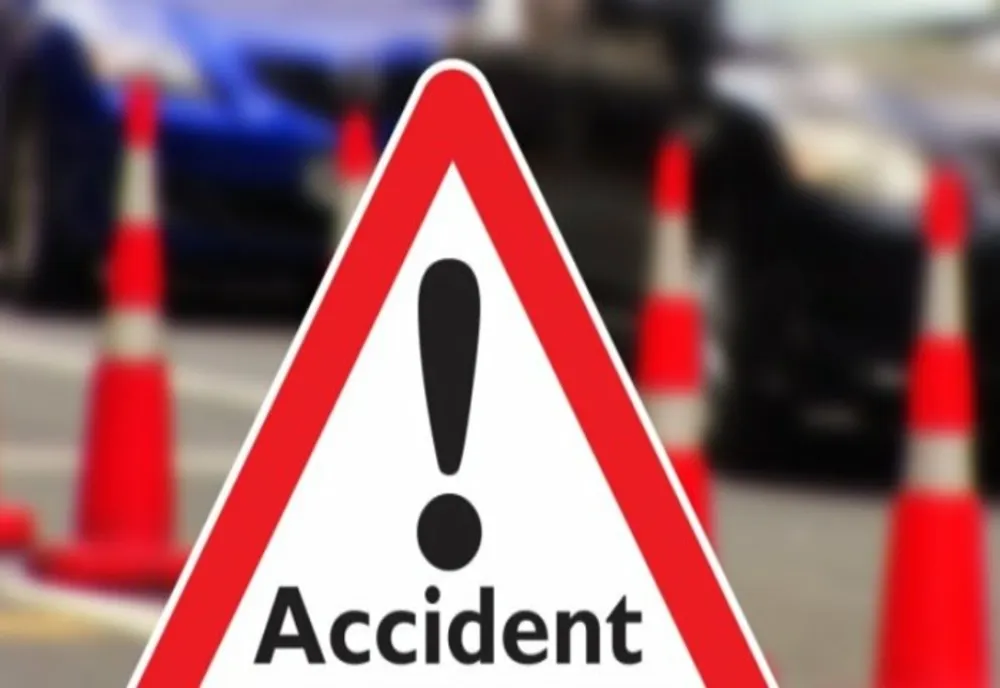 O femeie de 73 de ani, băută, care circula prin mijlocul drumului, lovită de un autoturism