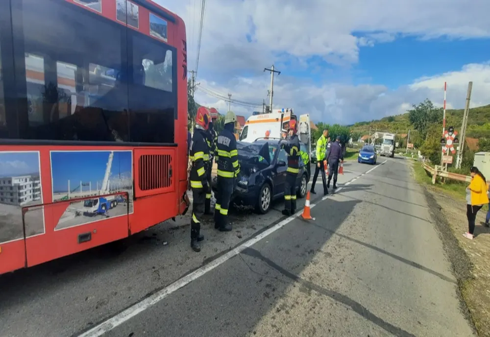 Impact între un autobuz și o mașină. Două victime