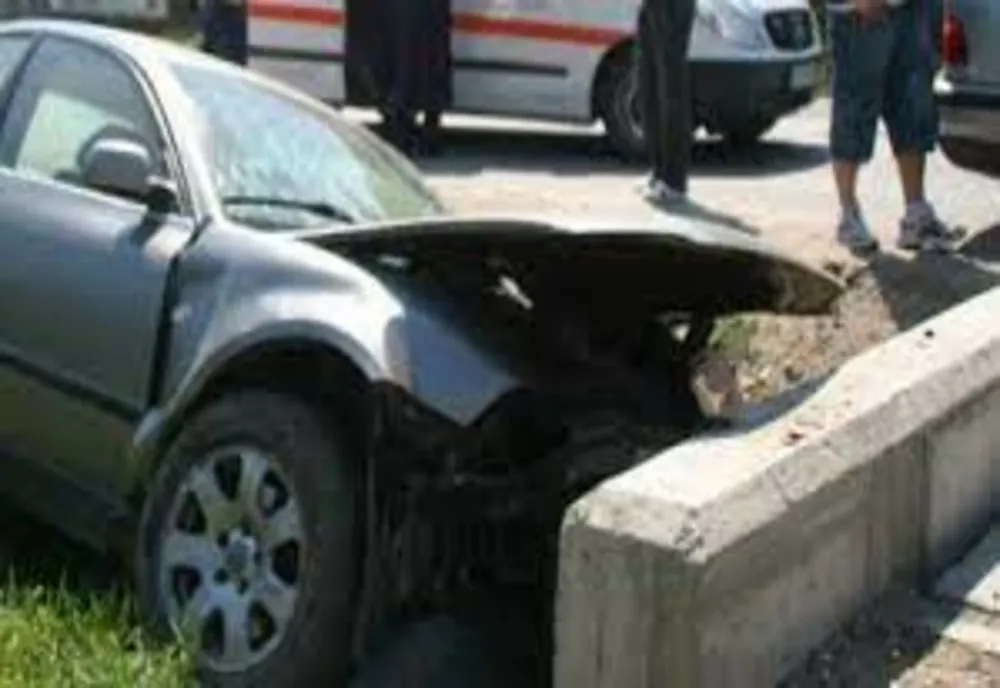 Plimbarea unui șofer beat s-a terminat într-un capăt de pod