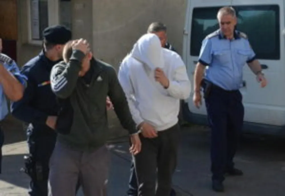 Hoții care au lăsat o bătrână fără bani, autori în alte două furturi
