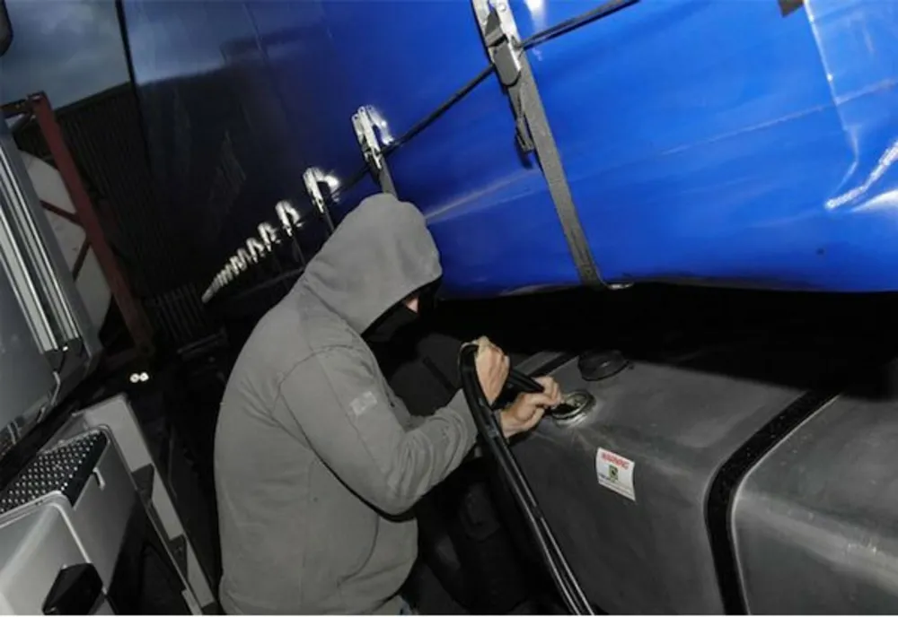 Doi basarabeni, prinși la furat de motorină pe DN1