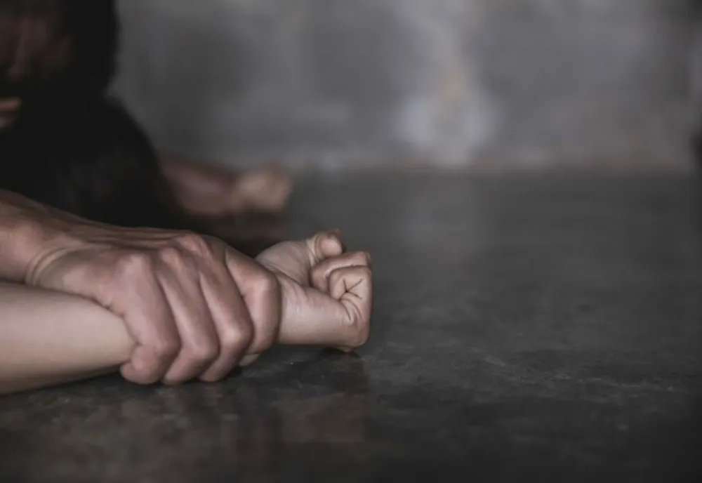 Adolescent de 16 ani, îmbătat și abuzat sexual într-un hotel din Alba Iulia