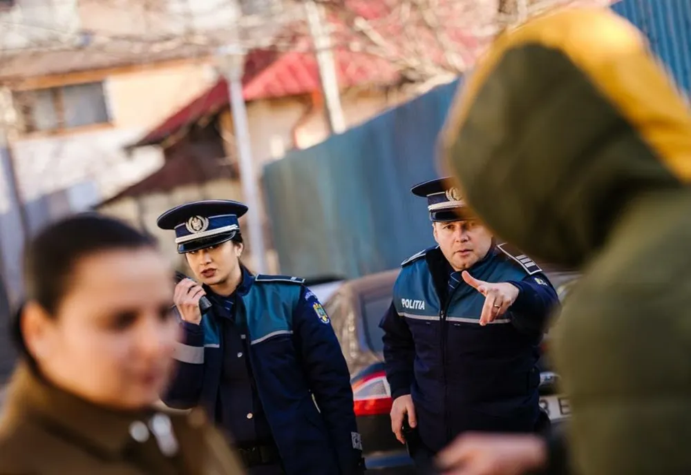 Un bărbat a fost scos din locuință pentru că și-a înjurat soția