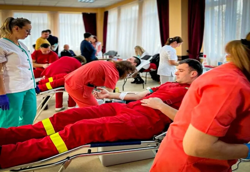 Peste 20 de pompieri și polițiști au petrecut de Ziua Națională donând sânge!