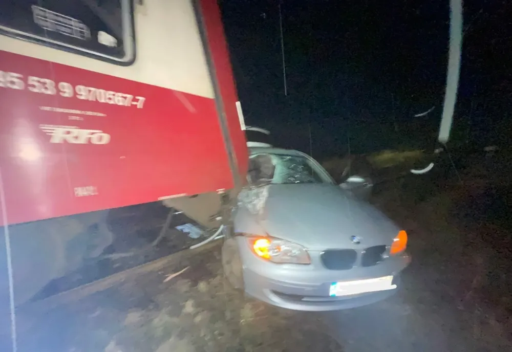 Autoturism lovit de tren la Sard