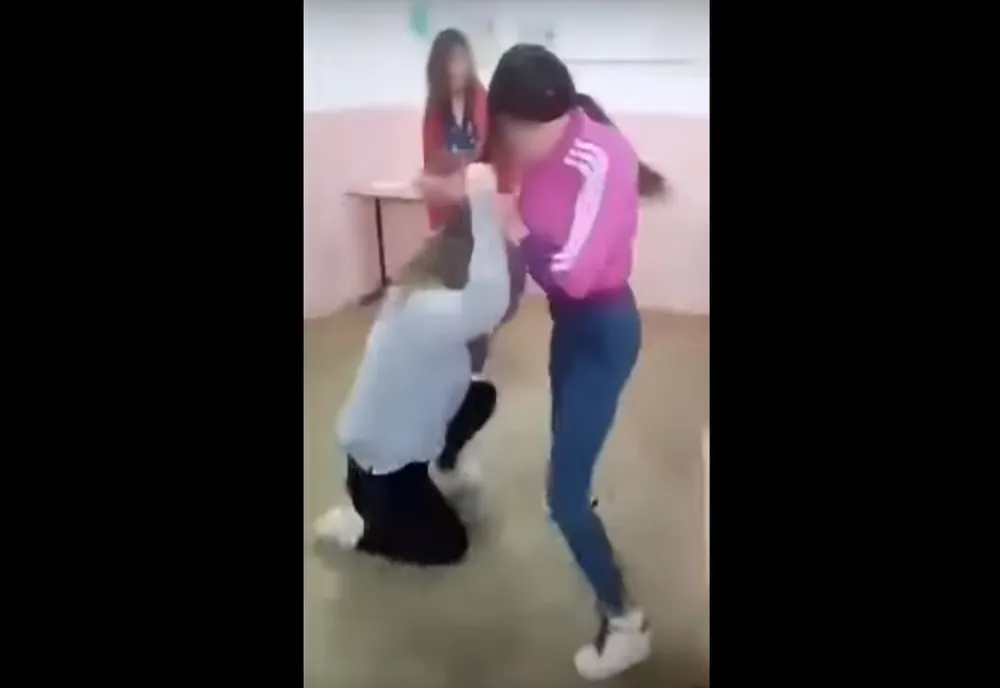 Elevă de clasa a 9-a bătută de alte colege în mijlocul orei de curs