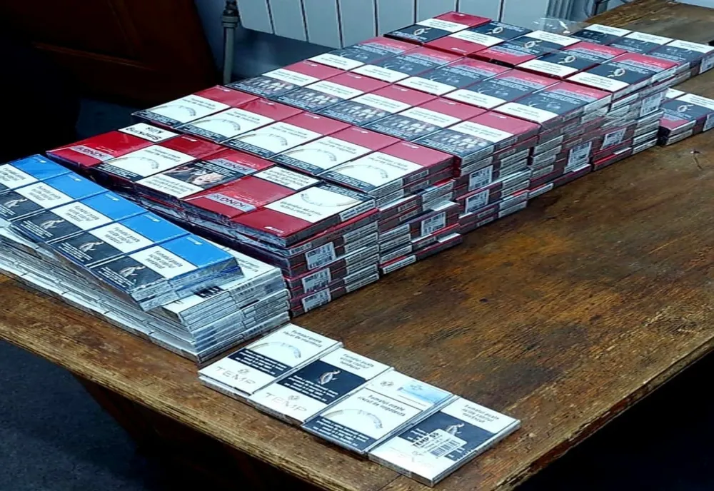 Doi tineri din Alba a spart un magazin și au furat 201 pachete de țigări