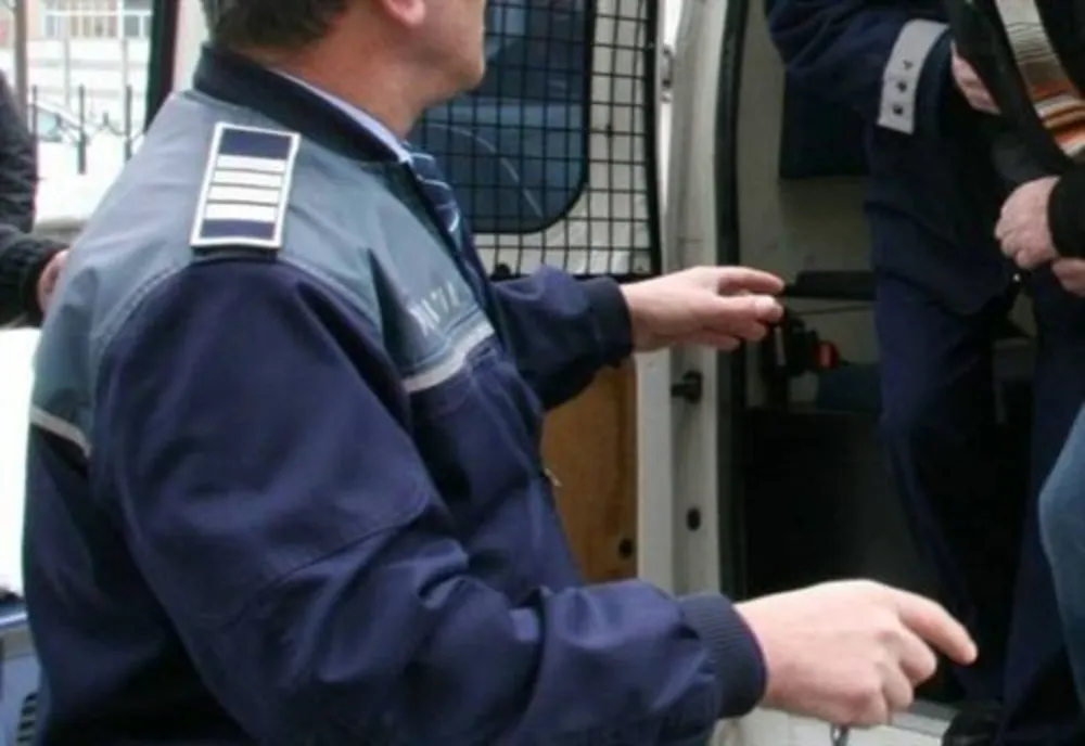 Riscă ani de închisoare după ce a furat o brățară de aur