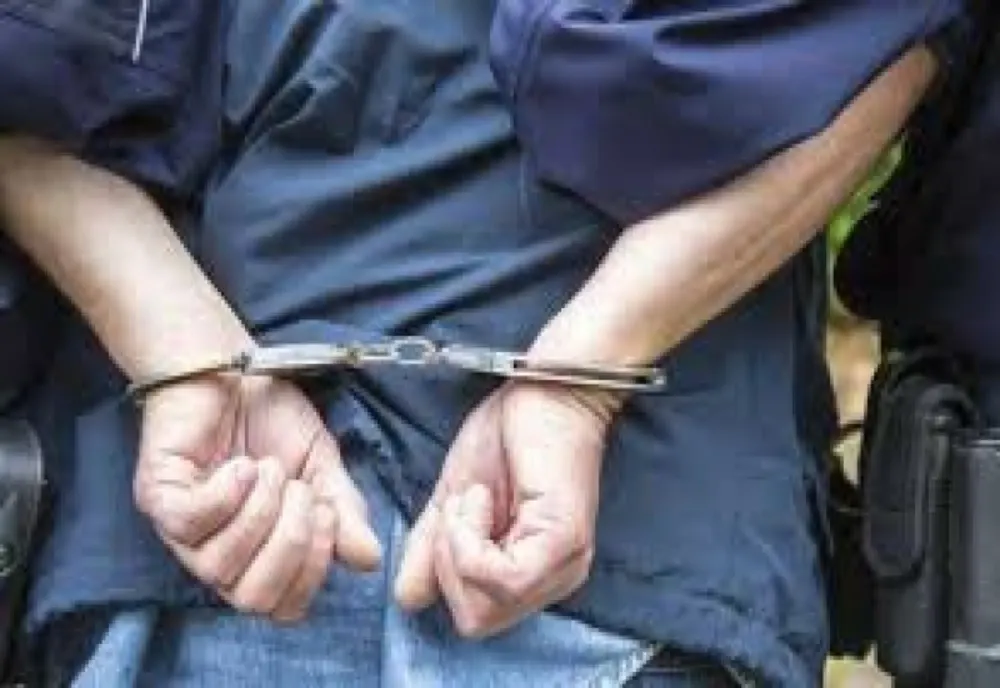 12 ani de închisoare pentru un tată care și-a violat fiul în public