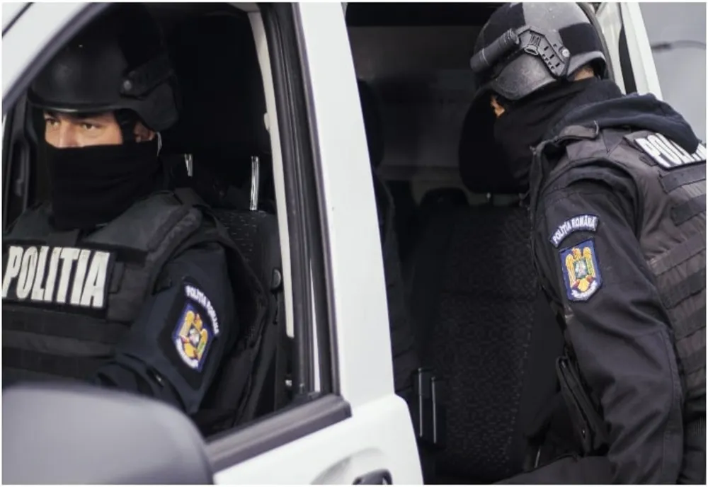 Grup infracțional organizat, specializat în trafic de migranți, destructurat. Trei bărbaţi reținuți 