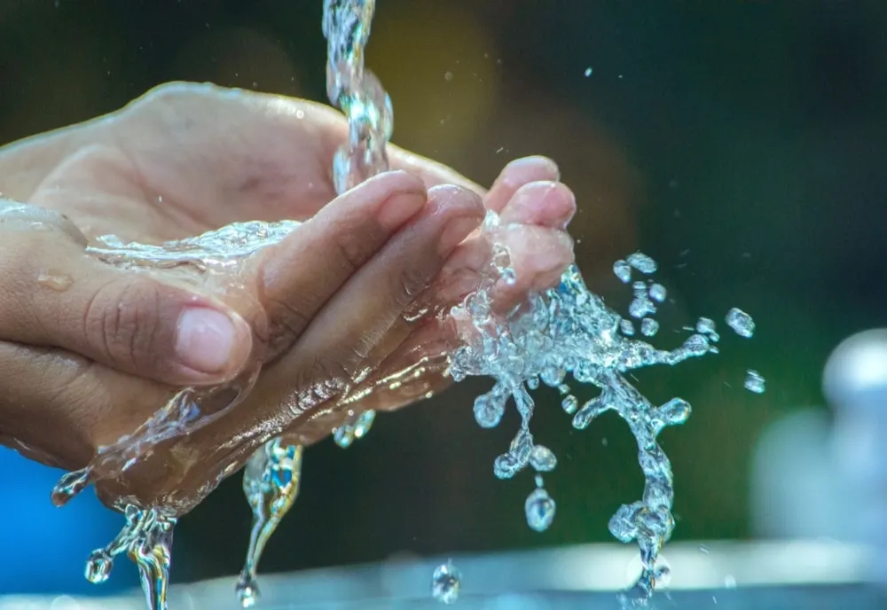Hidratează-te bine pe caniculă! Câți litri de apă trebuie să consumăm, când este cald afară