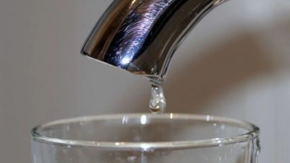 Bacterii și depăşiri ale valorii de fier sau plumb, depistate în sistemele de apă potabilă ale unor localități din Alba. Anunțul DSP