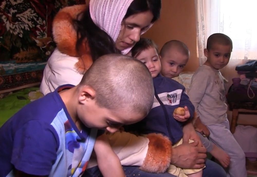 Șase frați aruncați în stradă de unchiul lor la Negrești