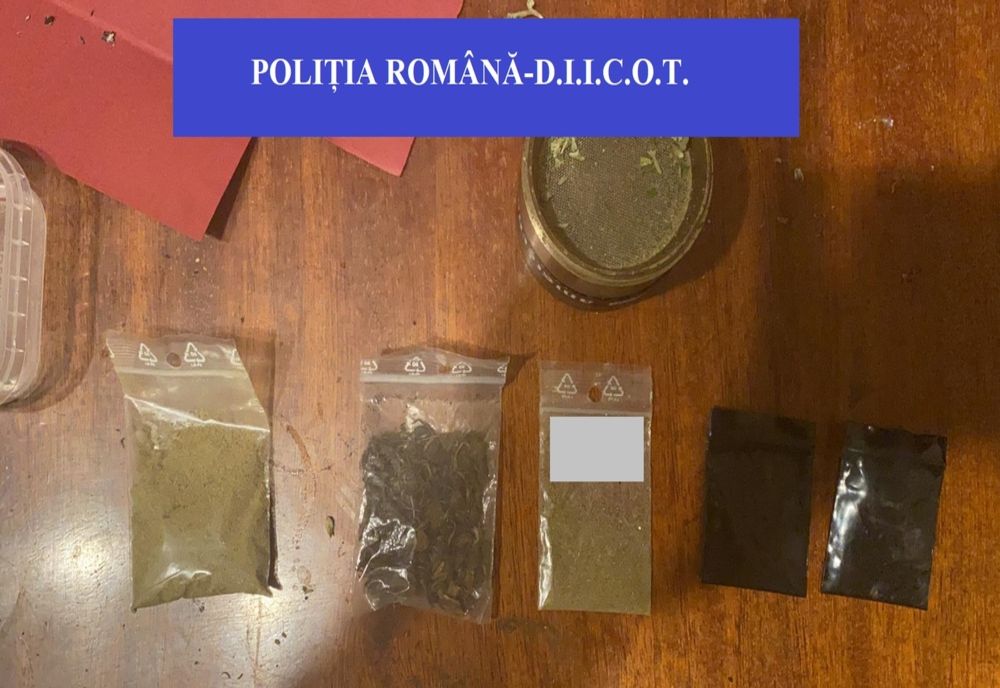 FOTO | Trafic de droguri la Cluj! Doi tineri prinşi cu aproape 1 kilogram de cannabis