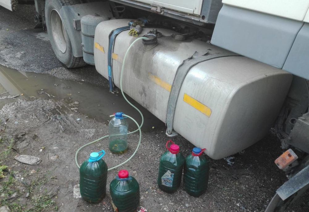 Doi tineri din Pianu au fost reținuți pentru furt de combustibil