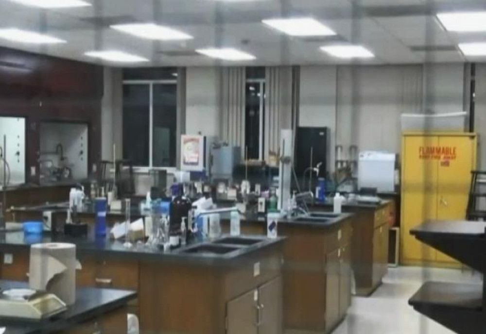  „Breaking Bad”, real. Doi profesori de chimie, arestați pentru că produceau metamfetamină în laboratorul liceului 