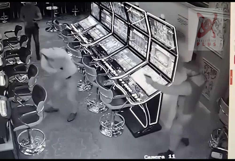 VIDEO Momentul în care doi frați au fost amenințați cu pistolul într-un cazinou din Rădăuți